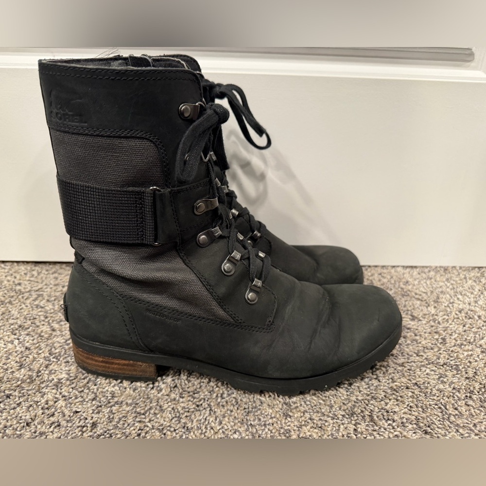 Sorel Women's Emelie Conquest waterproof combat boots size 9